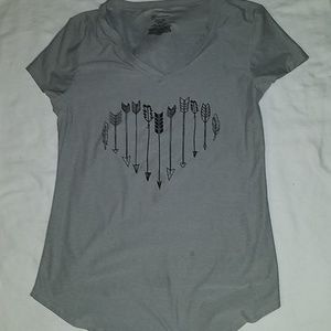 Gray arrow/heart short sleeve t-shirt sz L